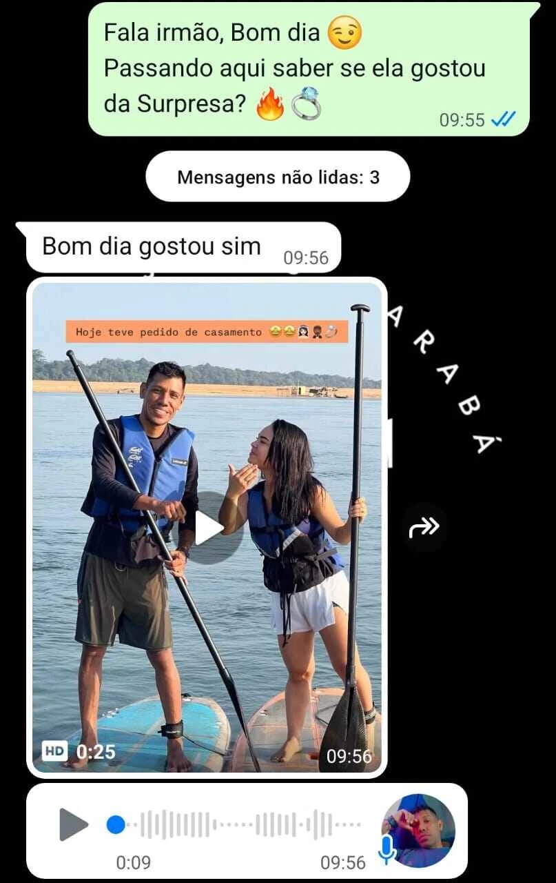 Momento de surpresa romântica com alianças de namoro