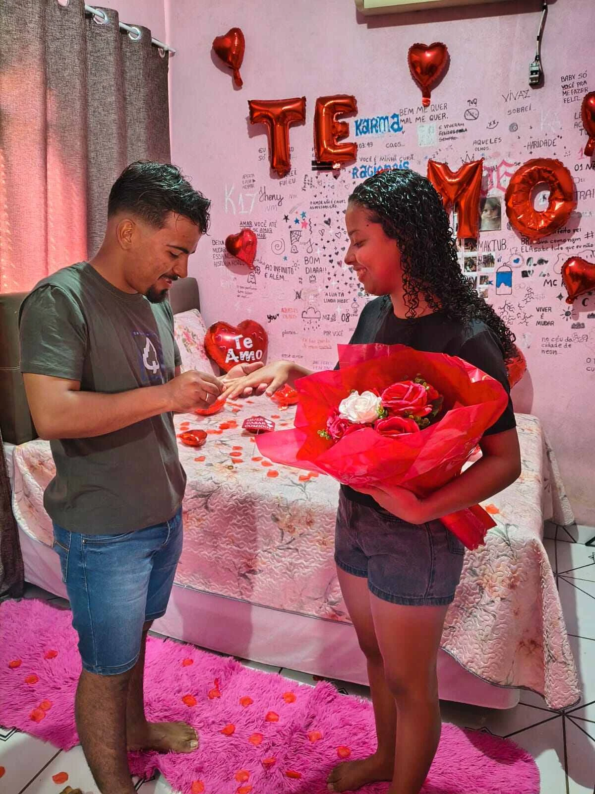 Casal celebrando seu compromisso de namoro